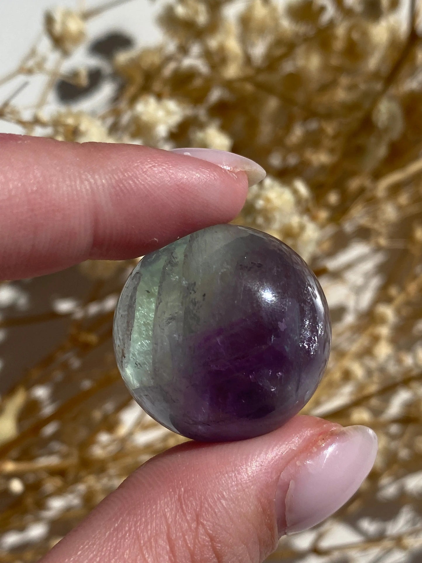 קריסטל פלואורייט בצורת כדור מאחורה