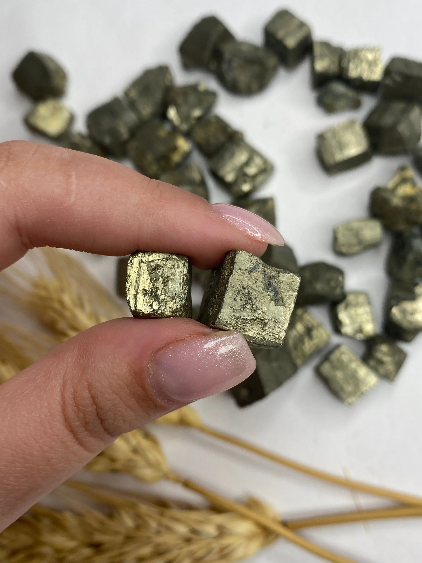 פיריט קוביה גולמי | שפע | הצלחה | הגנה Phoenix Crystals - פניקס קריסטלים