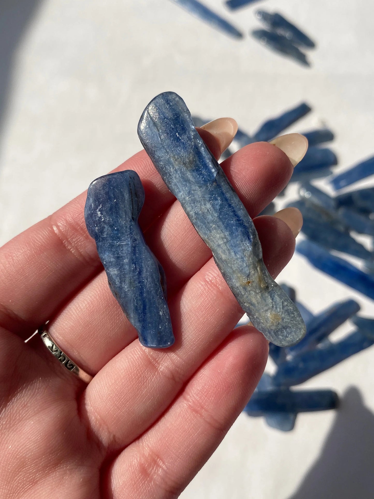 קיאנייט כחולה חלוק נחל | תקשורת | הגנה רוחנית | צמיחה Phoenix Crystals - פניקס קריסטלים