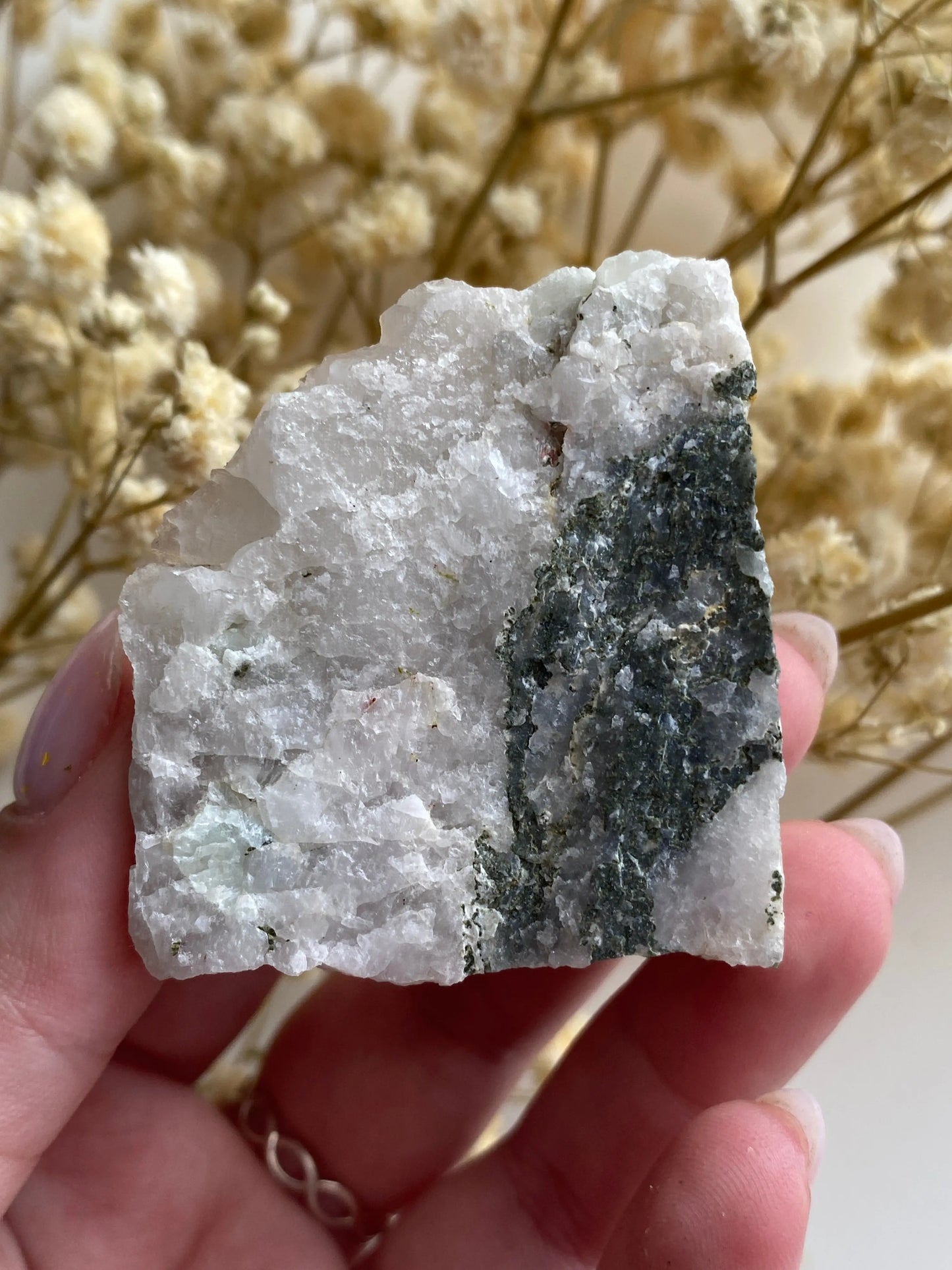 קריסטל פריהנייט בקוורץ מאחורה